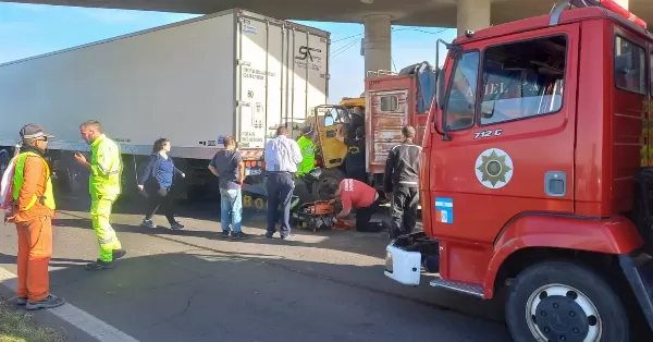 Un camionero quedó atrapado tras un choque en la autopista Rosario–Santa Fe y fue rescatado por los Zapadores