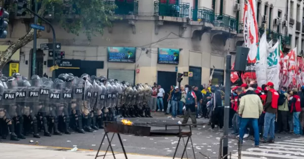 Graves incidentes en las afueras del Congreso de la Nación en la marcha de jubilados