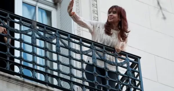 La justicia autorizó a Cristina Kirchner a utilizar el balcón de su domicilio