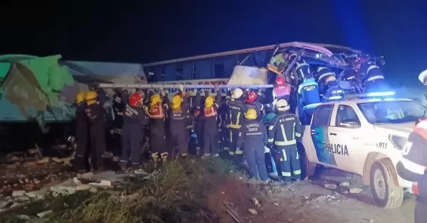 Cuatro muertos tras un choque frontal entre un micro y un camión en Ruta 3