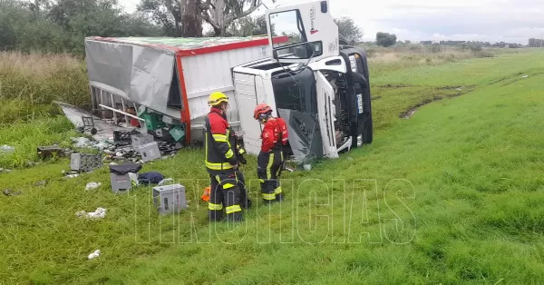 Volcó un camión en la Autopista Rosario - Santa Fe a la altura de Capitán Bermúdez