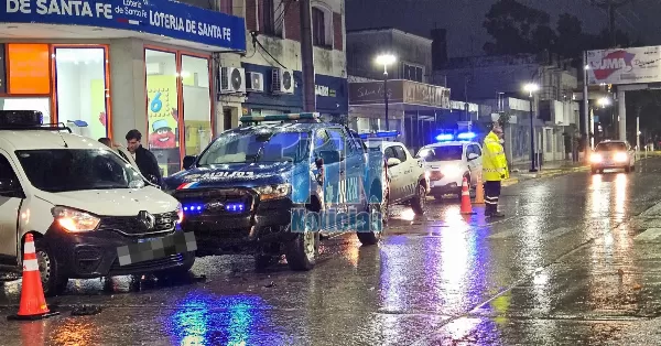 Un patrullero chocó con un utilitario en Puerto San Martín