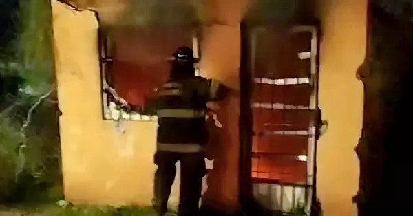 Un incendio arrasó con un monoambiente precario en San Lorenzo