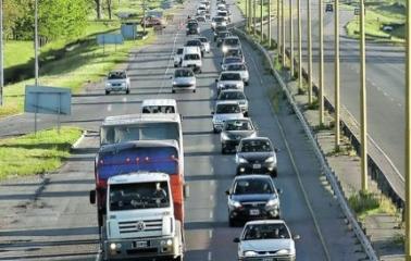 Más de 2200 autos circulan por hora en la ruta 2 con destino a la costa.