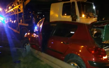 Un camión mosquito chocó y comprimió un auto contra el guardarraíl en Ibarlucea