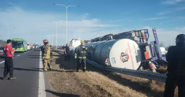 Volcó un camión cargado con combustible en la Autopista Rosario - Santa Fe