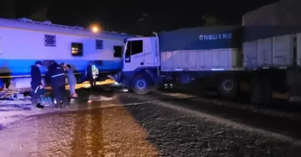 Camionero resultó herido tras chocar con el tren de pasajeros en San Lorenzo 