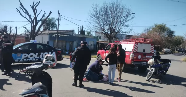 Motociclista resultó lesionada tras ser chocada por una camioneta en el límite de Beltrán y San Lorenzo