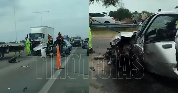 Un camión y un auto chocaron en zona de obras de Autopista Rosario - Santa Fe altura de Fray Luis Beltrán       