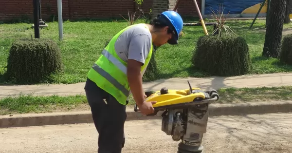 Aguas Santafesinas renueva cañerías de calle Alzugaray en San Lorenzo 