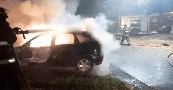 Rosario: incendiaron 13 vehículos durante la madrugada y dejaron notas con amenazas a funcionarios