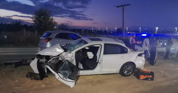 Accidente en A012: un auto intentó doblar en U y chocó de frente con un camión