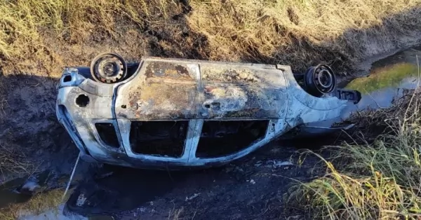 Un auto apareció incendiado y tumbado en la cuneta de un camino rural de Ricardone