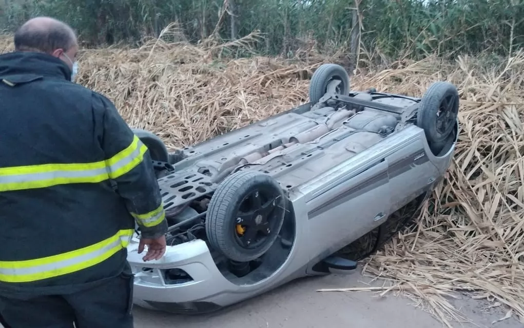 Bermúdez: un auto terminó volcado en la calle a la salida de un boliche