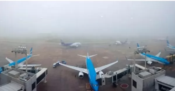 Por la niebla, hay vuelos demorados, desviados y cancelados en los aeropuertos de Buenos Aires y Rosario