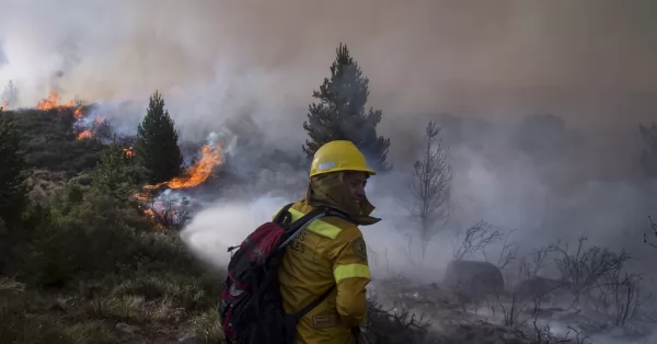 Permanece activo un incendio forestal en Bariloche