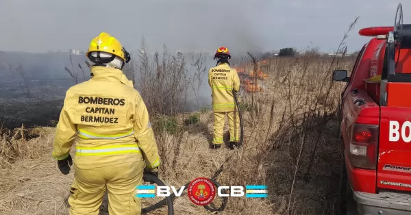 Miércoles movido para los Bomberos de Bermúdez: tres incendios de pastizales en pocas horas