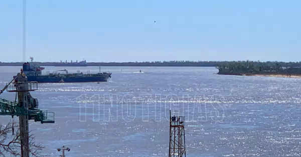 Un buque quedó varado frente a San Lorenzo y trabajan para liberarlo