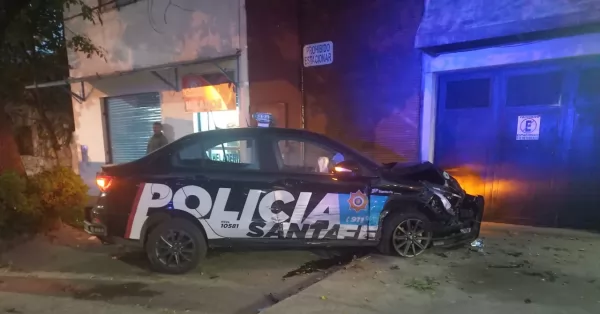 Patrullero policial cero kilómetro chocó a un utilitario en Rosario