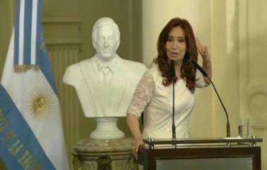 Cristina inauguró el busto de Néstor Kirchner en su último acto como Presidente