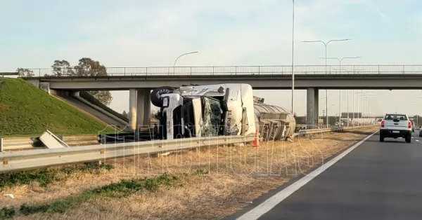 Corte total en Autopista Rosario - Santa Fe para remover el camión cisterna que volcó ayer 