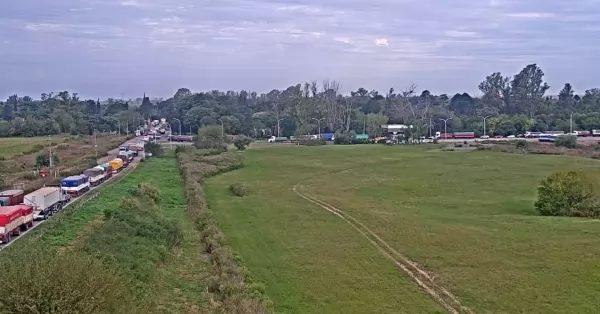 Alertan por demoras en el acceso a Villa La Ribera por la gran afluencia de camiones