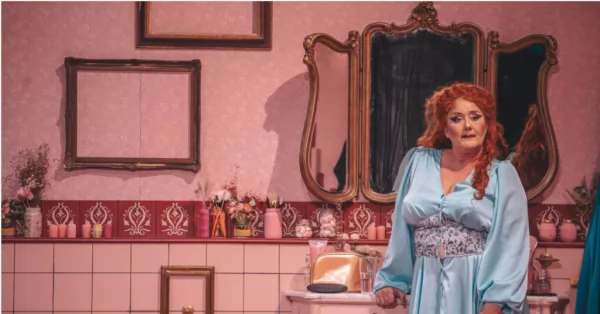 La comedia “Antígona en el baño” llega a Rosario