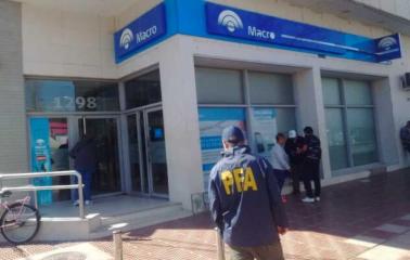 Allanan Bancos en busca de cajas de seguridad de Herme Juárez