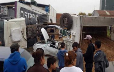 Un camión aplastó un automóvil en Puerto San Martín