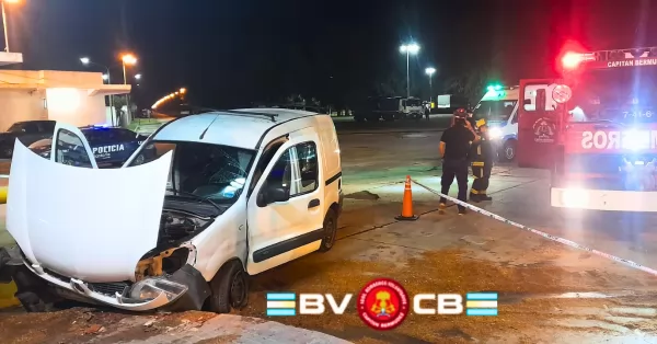 Impresionante choque en Bermúdez: un utilitario se estrelló contra la portería de Celulosa