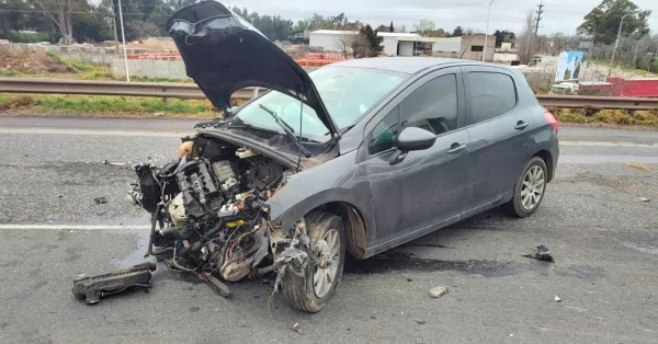 Un auto chocó el guardarrail en la Autopista Rosario - Santa Fe a la altura de San Lorenzo   