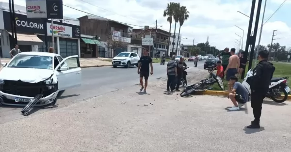 Fuerte choque entre una moto y un automóvil en un paso a nivel de Capitán Bermúdez    