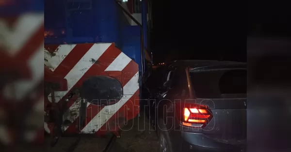 Un tren chocó a un auto en San Lorenzo: no hubo heridos