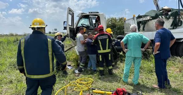 Chocaron y despistaron dos camiones en la Autopista Rosario - Santa Fe a la altura de Fray Luis Beltrán    