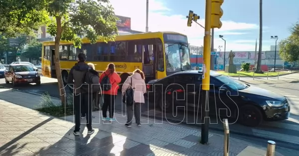 Se rompió un colectivo de Rosario Bus y quedó varado en medio de la Avenida en San Lorenzo
