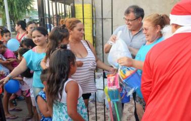 Navidad Solidaria: entregaron cintos de juguetes a niños de Beltrán