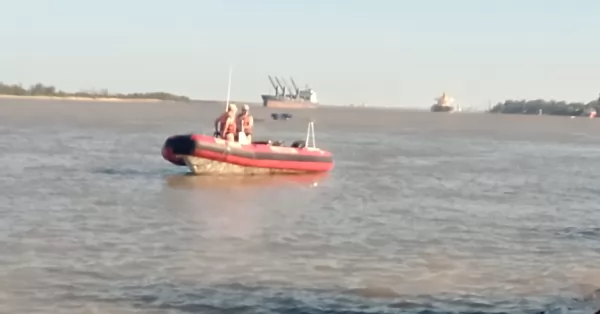 San Lorenzo: Buscan a un hombre que desapareció en el río mientras nadaba