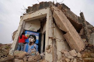 Siria: pintan la imagen de Diego Maradona entre los escombros