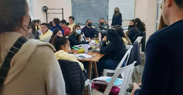 Una escuela de San Lorenzo da clases con tablones y sillas plásticas