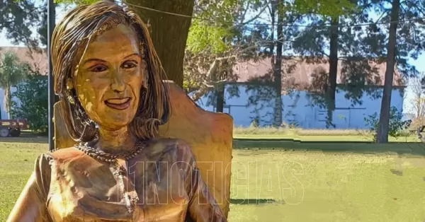 Modificaron y reinstalaron la estatua de Mirtha Legrand en Villa Cañás