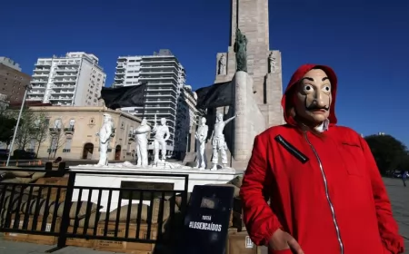 Rosario: Netflix instaló un monumento a los caídos de La Casa de Papel
