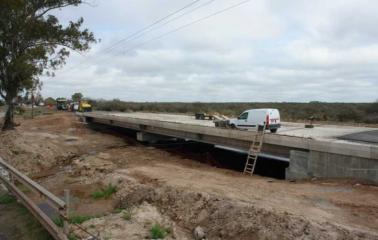 Trabajos finales en nuevo puente de Ruta 11 entre Coronda y Arocena