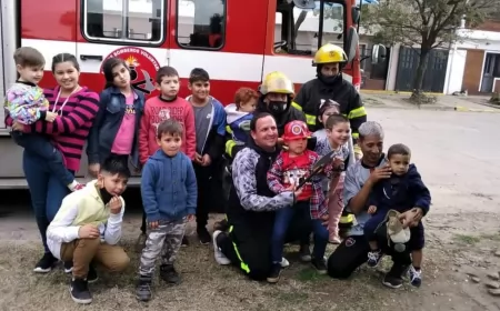 Es fan de los bomberos y lo sorprendieron el día de su cumple de 5 años