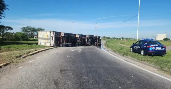 Un camión volcó en el ingreso a Circunvalación desde Autopista Rosario - Santa Fe