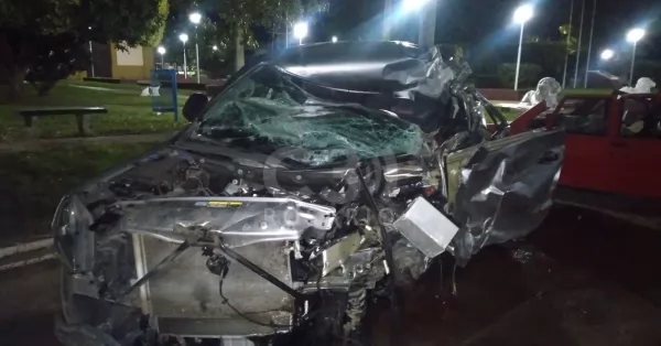Impresionante choque entre un camión y una camioneta en Piñero: hay un herido grave