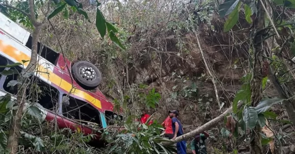 Un colectivo cayó a un precipicio en Brasil y hay al menos 17 muertos