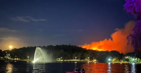 Devastador incendio forestal en el Cerro de la Cruz de Tandil