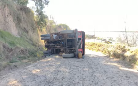 Volcó un camión en la bajada de Quinta Zelaya