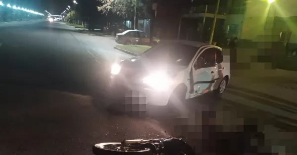 Un auto y una moto chocaron frente a la comisaría de Fray Luis Beltrán 