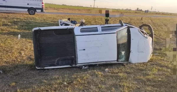 Le estalló un neumático y volcó con su camioneta en Autopista Rosario Córdoba